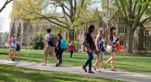 親が貧乏で進学が出来ない？ベトナムの大学に進学して解決しよう